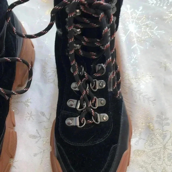 Villa Rouge Gem boots. Black calf skin suede and rubber sole - Picture 4 of 8